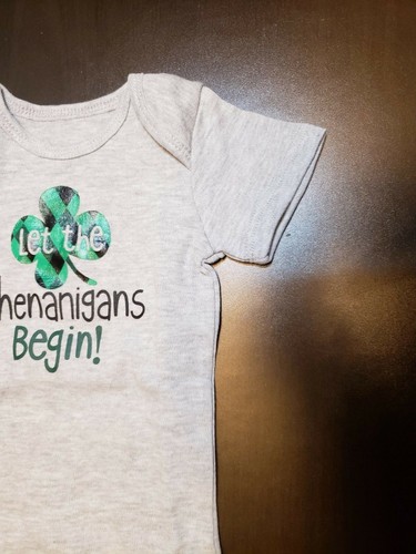 UNISEX KLEINKIND LET THE SHENANIGANS BEGIN GRAUER BODY GRÖSSE 6-9 MONATE PATRICK - Bild 4 von 12