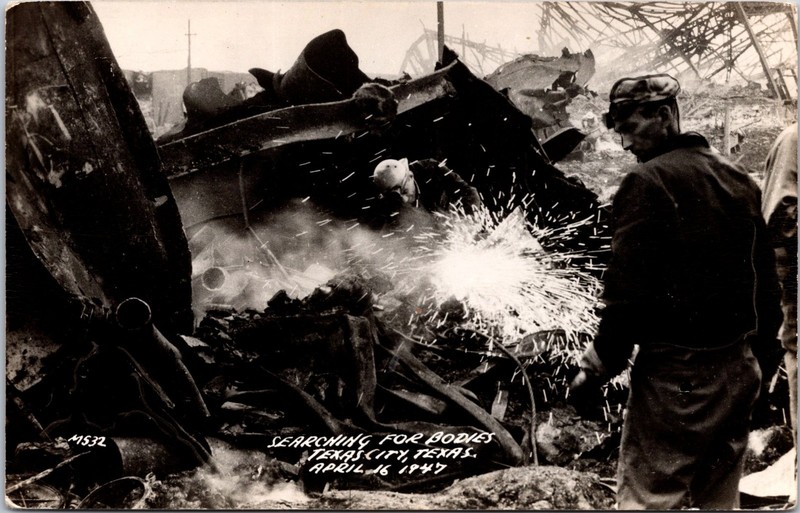 PC6577 TX Texas City Searching Bodies Disaster Galveston County Postcard RPPC