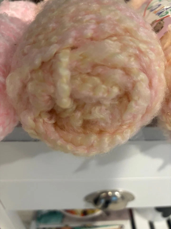 Red Heart Baby Clouds: Lote de 2 en color crema hoz + rosa extra Foto 4 de 4