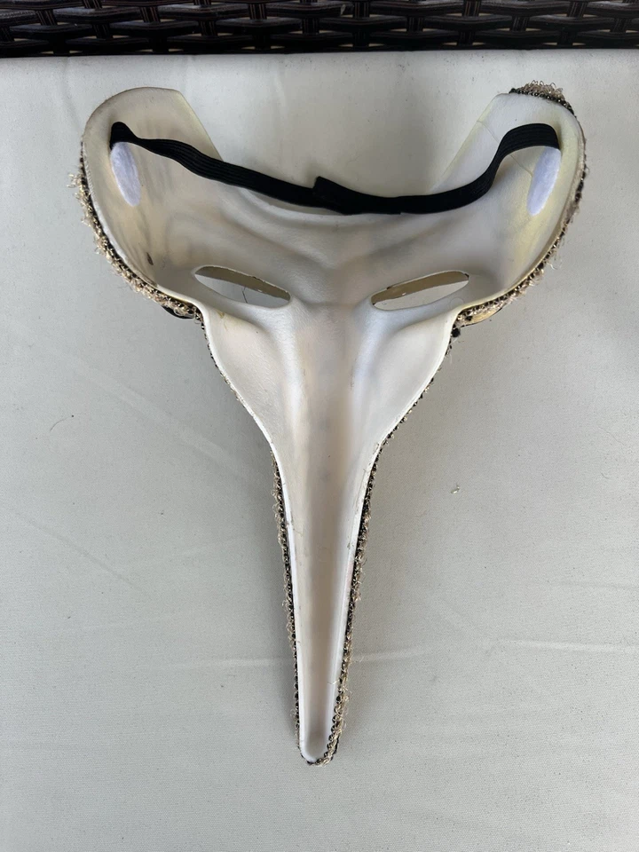 Máscara de nariz larga estilo veneciano ornamentada máscara de mascarada de Mardi Gras dorada Foto 2 de 4