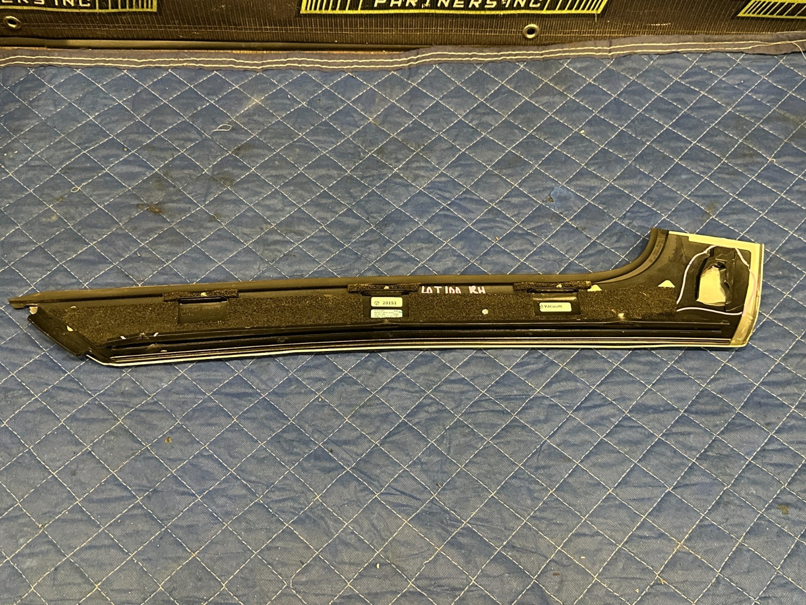 2018 AUDI R8 SPYDER WINDSHIELD RIGHT TRIM PANEL OEM 4S7 853 266 *FLAWS 3,4,7*