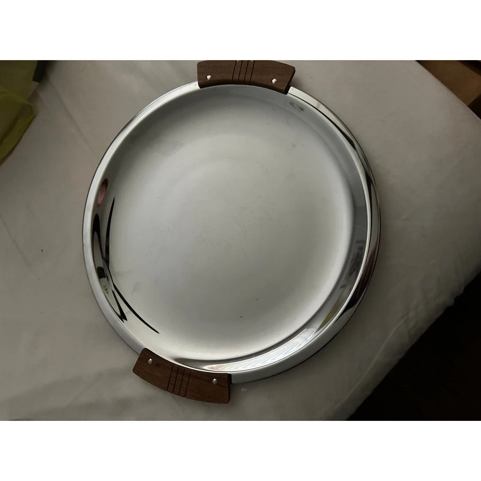 Bandeja redonda danesa de acero inoxidable MCM vintage con asas de teca Foto 2 de 4