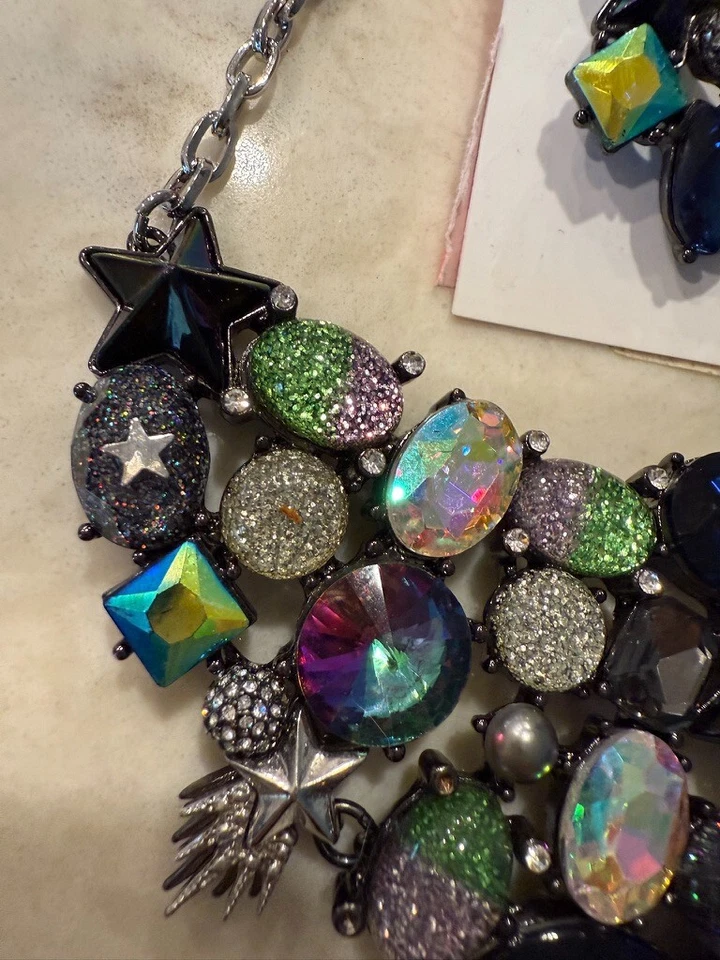 Betsey Johnson JUEGO DE COLLAR Y PENDIENTES PERFORADOS CON RACIMO DE ESTRELLAS Y PIEDRAS MIXTAS RARO Foto 2 de 4