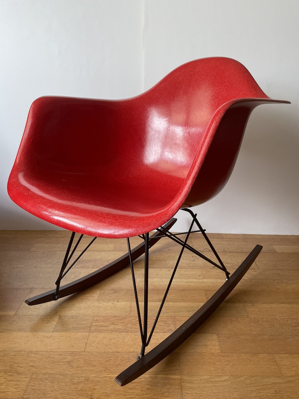 Rocking chair Eames cherry red (rouge cerise) fibre de verre, Ed Herman