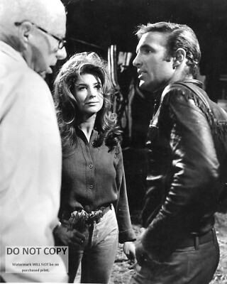 HOWARD HAWKS, MICHELE CAREY & JAMES CAAN ON  ''EL DORADO'' SET 8X10 PHOTO (EE-056)