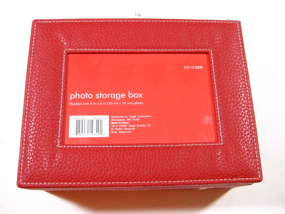 Caja de almacenamiento de fotos de cuero sintético roja con marco de fotos 4x6 superior + letra con monograma Foto 2 de 4