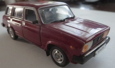 VAZ 2104 ''Autobahn'' 1/43 diecast toycar, front doors opening. B104A3