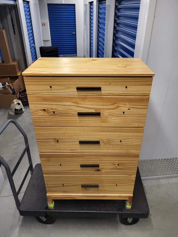 Cómoda de 5 cajones con asas negras Ikea Tarva Foto 2 de 4