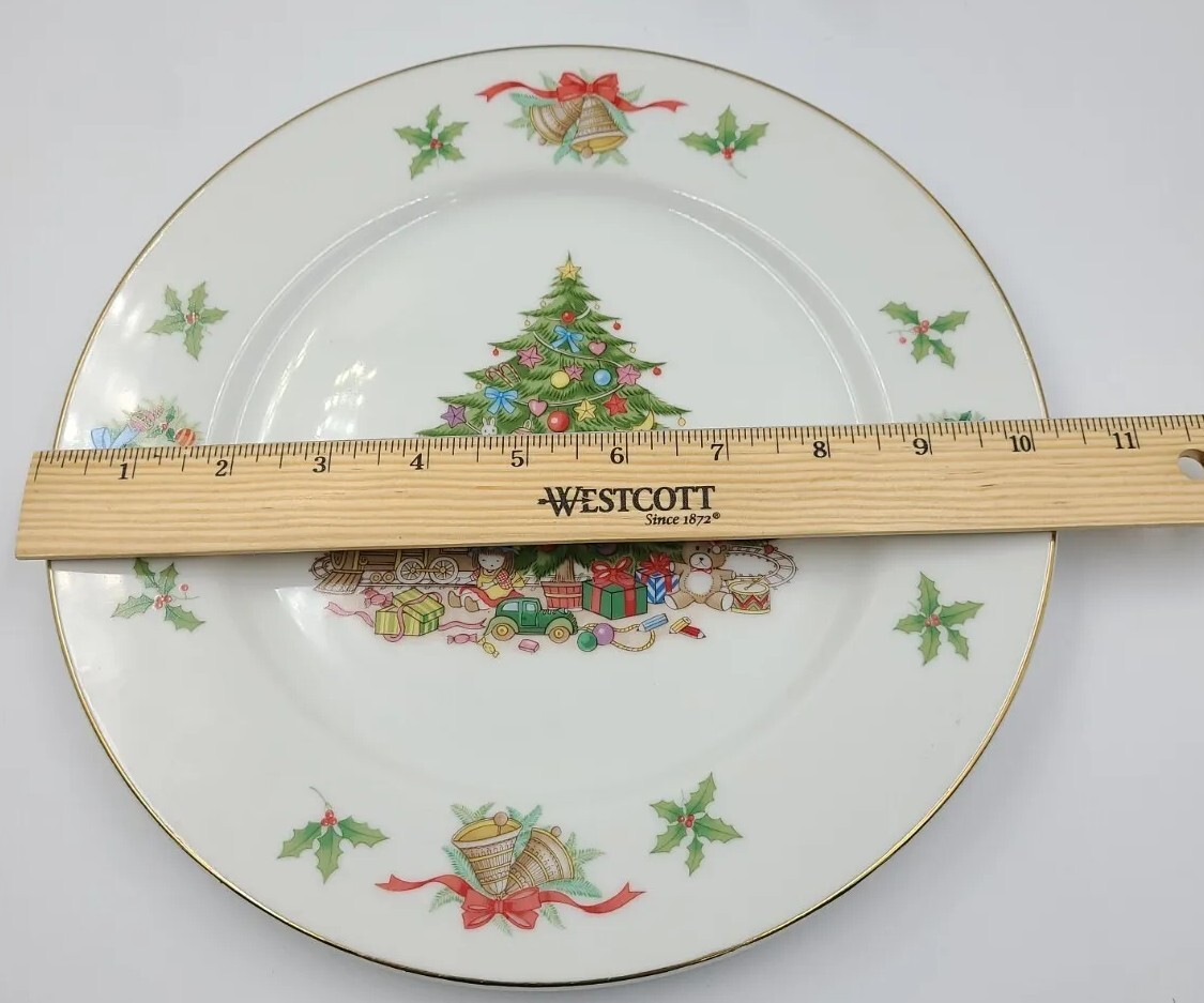 Country Christmas Collection Porcelain Ware 10 1/4” Plate by