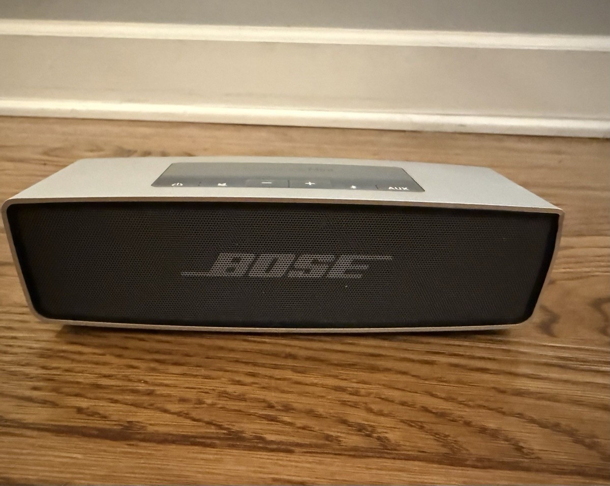 BOSE SoundLink Mini Bluetooth Speaker, Charging Cradle, remote