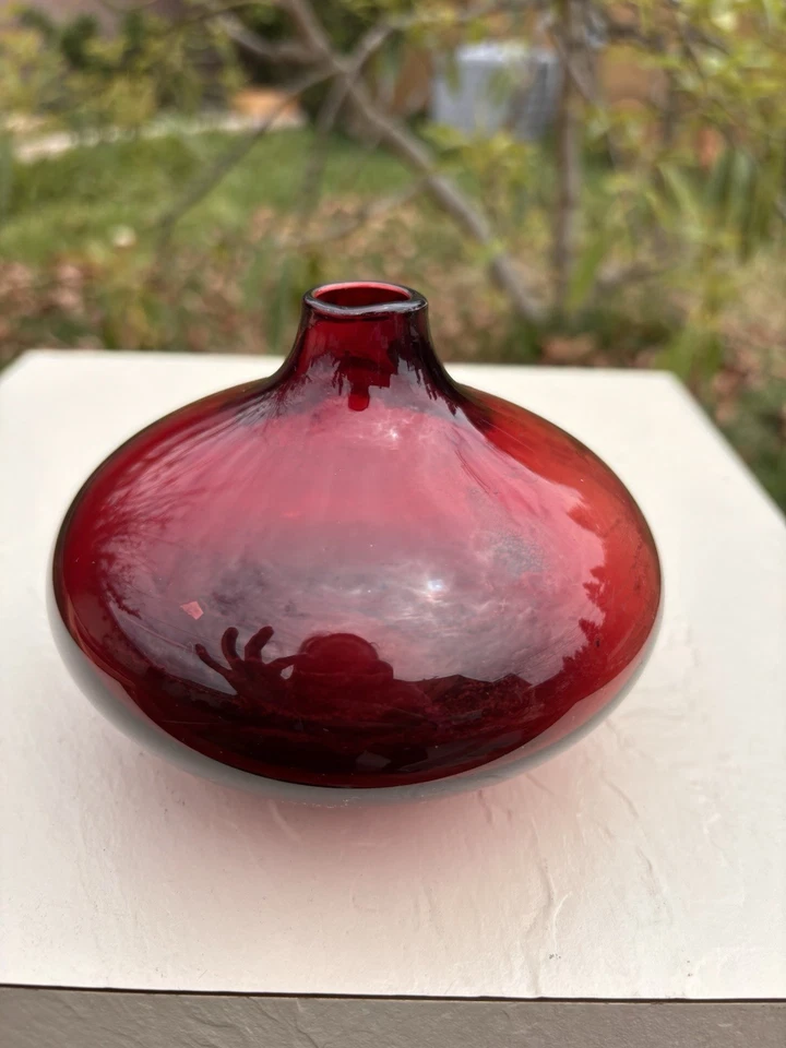 Jarrón de vidrio rojo rubí arándano IKEA Salong marca Johanna Jelinek MAI Foto 4 de 4