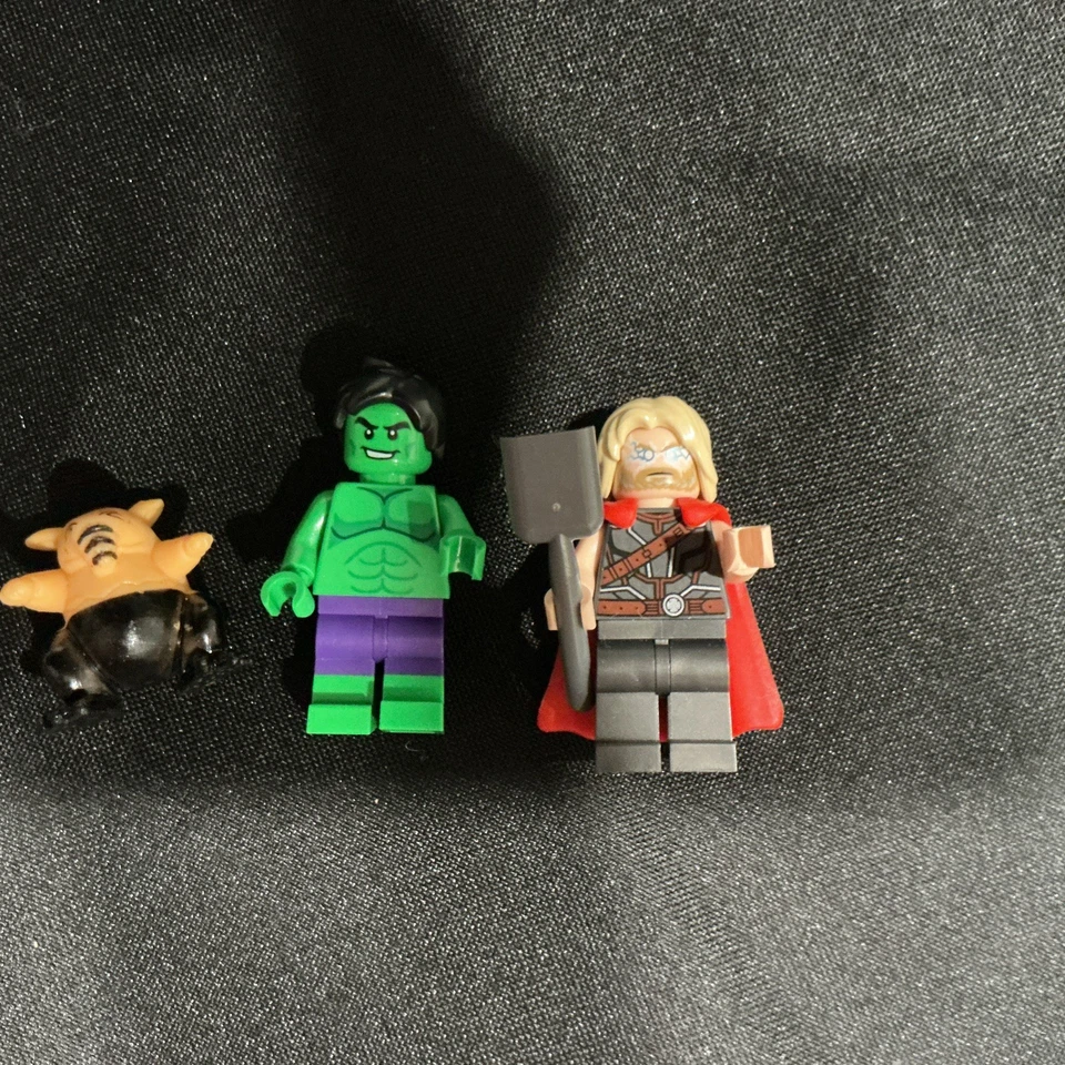 Lote de minifiguras LEGO de Parque Jurásico y Marvel más accesorios varios ver fotos Foto 3 de 4