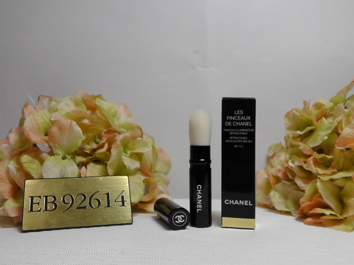 CHANEL LES PINCEAUX DE CHANEL Retractable Highlighter Brush #111