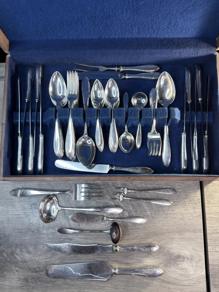 Juego de cubiertos vintage Alvin plateados 95 piezas con patrón floral en el pecho Foto 2 de 4