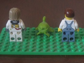 Lego 7066 Alien Conquest EARTH DEFENSE HQ Alien Clinger, Farmer & Scientist
