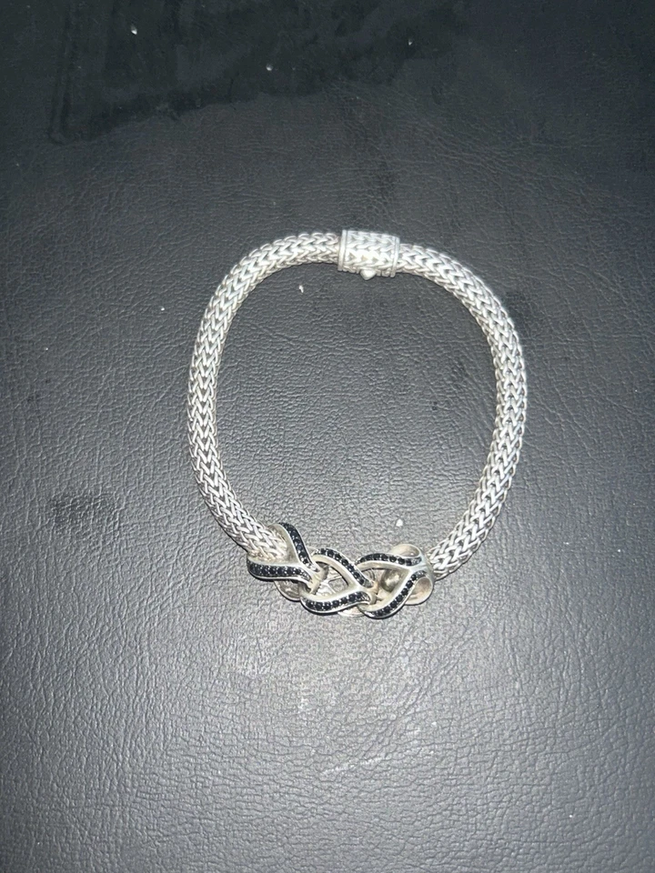 Pulsera John Hardy de plata de ley con diseño tejido de zafiro negro Foto 2 de 4