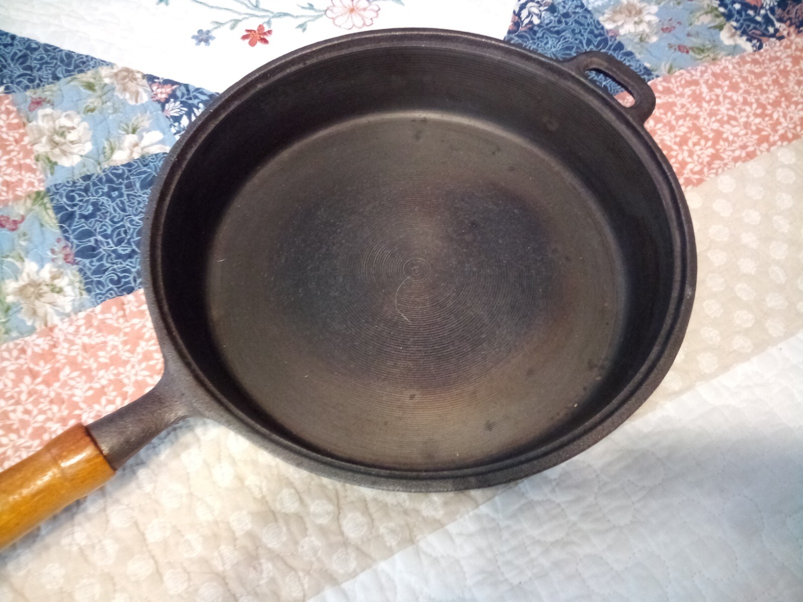 Cast Iron Open Fire Dutch Oven Skillet 10" COOL TOUCH Wood Handle w/Lid