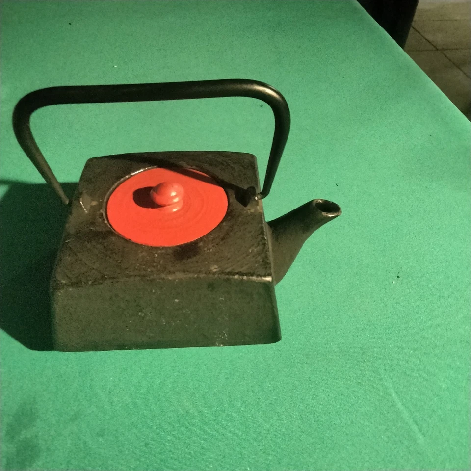 Good quality modern Japanese cast iron teapot With Red (kyusu) - 750 ml capacity - Image 3 of 4