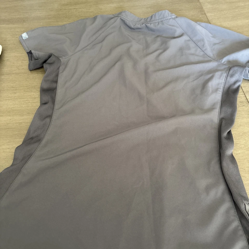 Med Couture 女式磨砂上衣,V 领 - 灰色 XS 码 二手状况完好 — 第 3/4 张图片