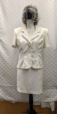 Suits Us Women's Ecru Suit Blazer