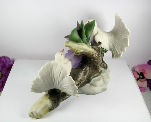 Capodimonte Figurine White DOVES Love Birds with PURPLE Flowers Italy Nuova - Picture 6 of 16