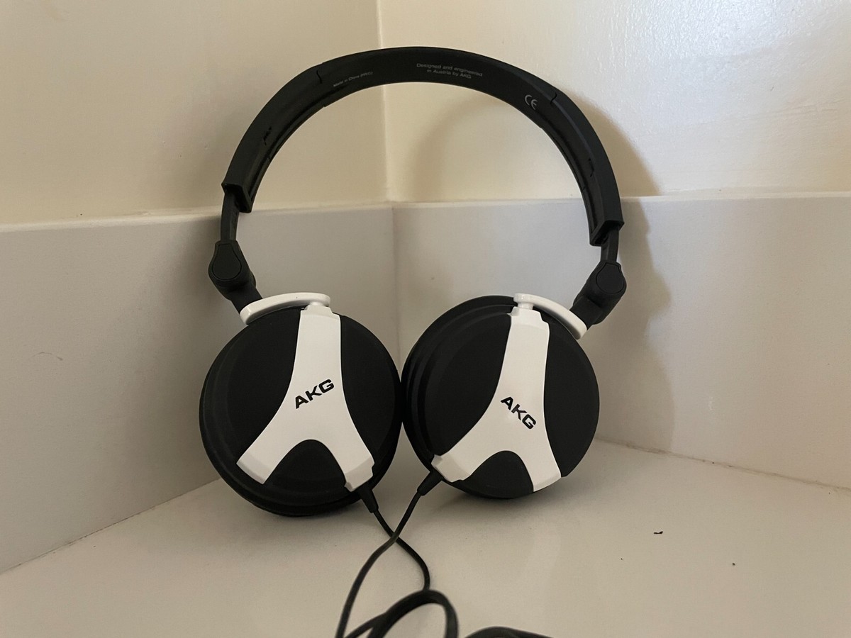 AKG K518 LE Limited Edition Black/white Headphones for DJs AKG K518 LE Limited Edition Black/white Headphones for DJs
