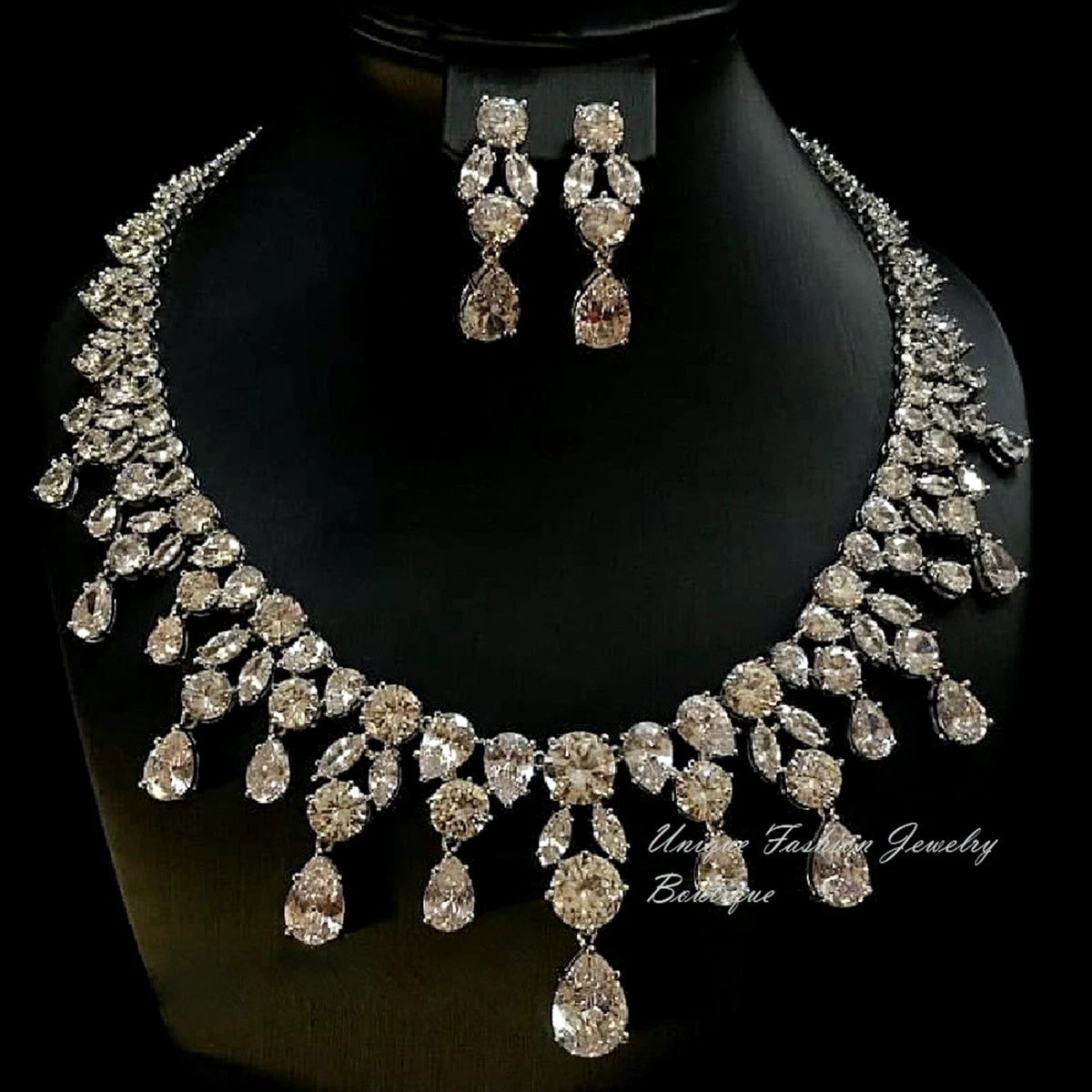 Sukkhi Attractive Kundan Gold Plated Wedding Jewellery Austrian Diamond  Necklace Set for Women with Set of 5 Changeable Stone (2358NADA860),  Golden, Free Size : Amazon.in: Jewellery