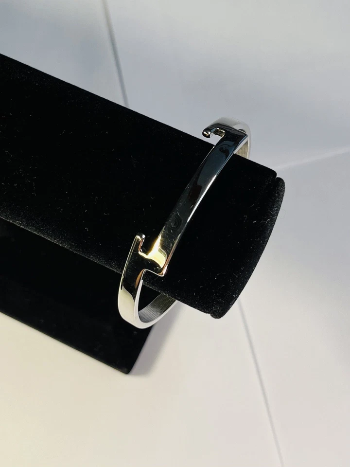 Bracelete de punho simples feminino fofo tom prata Avon - Imagem 4 de 4