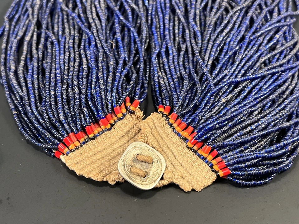 Colar de contas azuis do povo Konyak Naga Fine Índia Birmânia Myanmar ca. Início de 1900 - Imagem 3 de 4