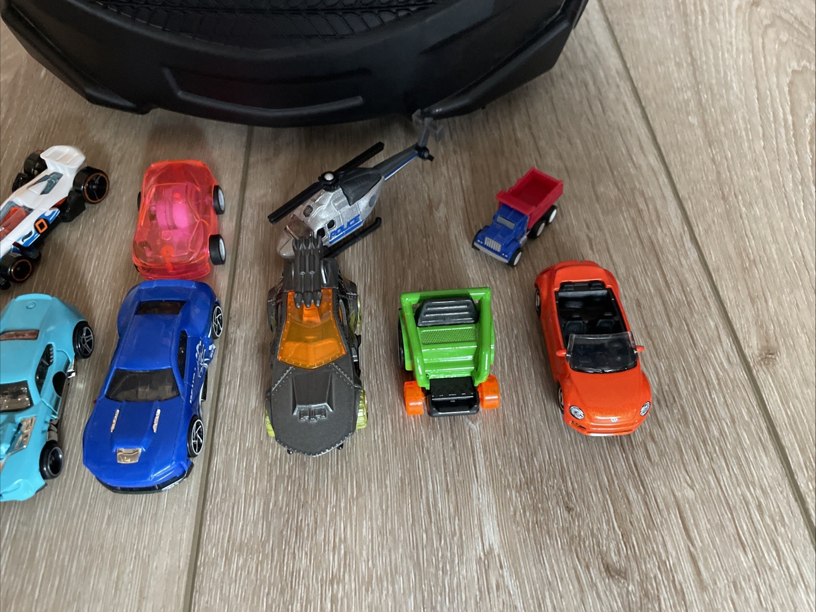 TARA TOYS HOT WHEELS 100 CAR ROLLING CARRYING STORAGE CASE WITH 35 VEHICLES