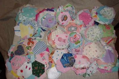 Vtg Hand Cut Fabric Pieces Hexagon Quilt Block Unsew 1000+ Craft 13 Sewn Circles