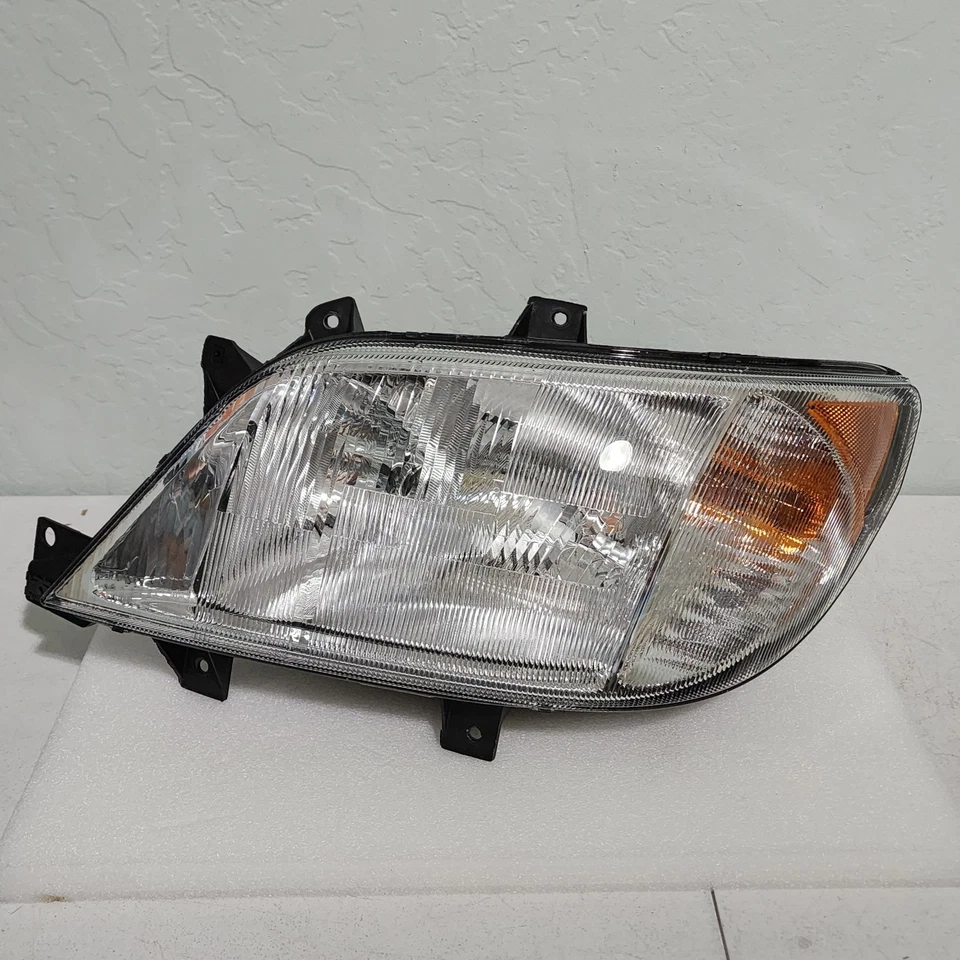 Conjunto de faros izquierdos Hella Driver 247005011 para Dodge Sprinter 2500 3500 Foto 2 de 4