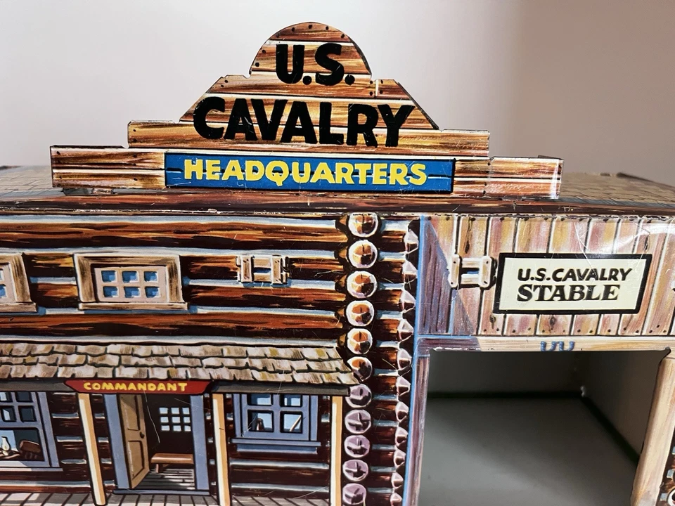 MARX FORT APACHE 1950’s U.S. CAVALRY HEADQUARTERS TIN BUILDING - VG-HARD-TO-FIND - Image 3 of 4