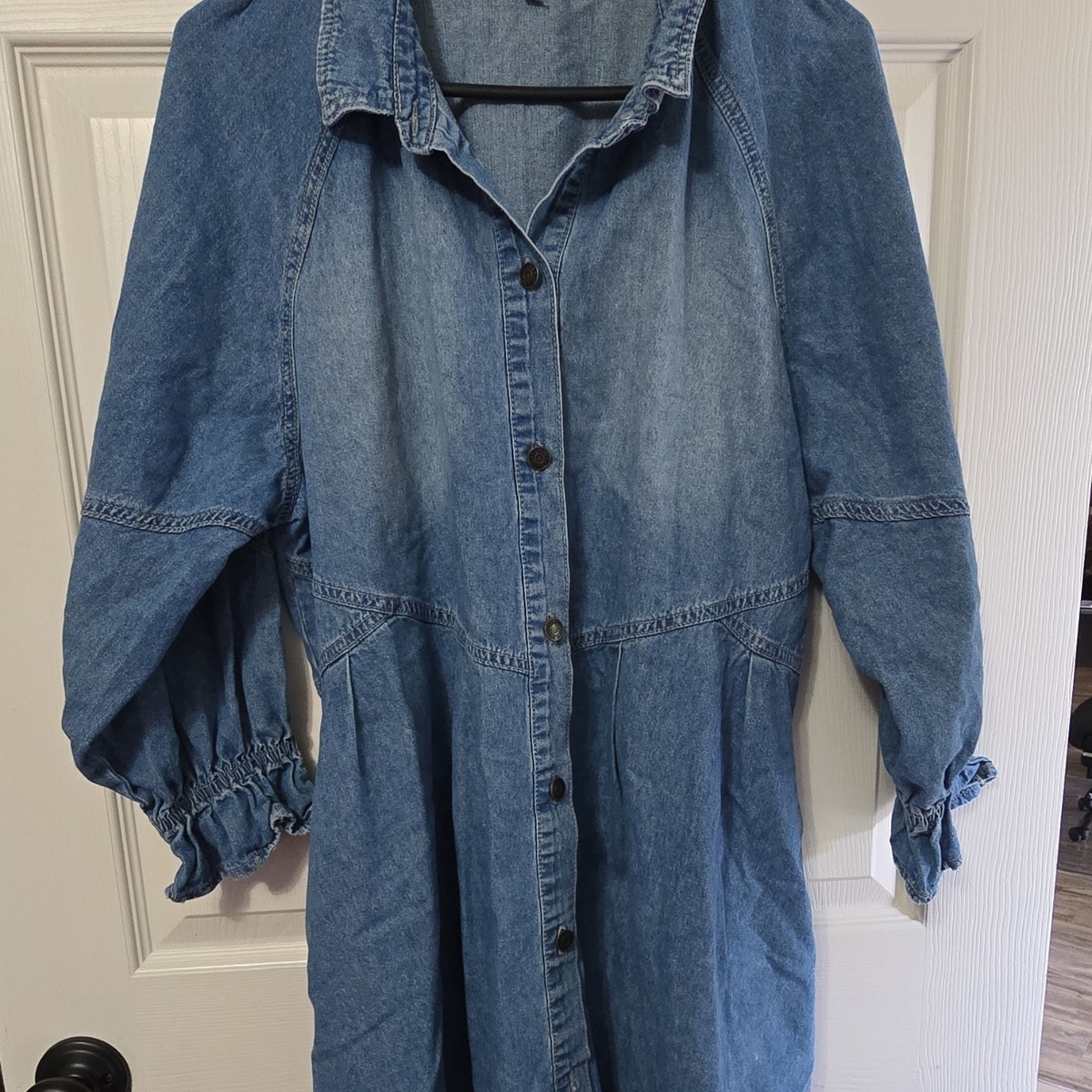VEVERET Denim Shirt Dress Blue Collared Button Knee Length M Pockets Long  Sleeve
