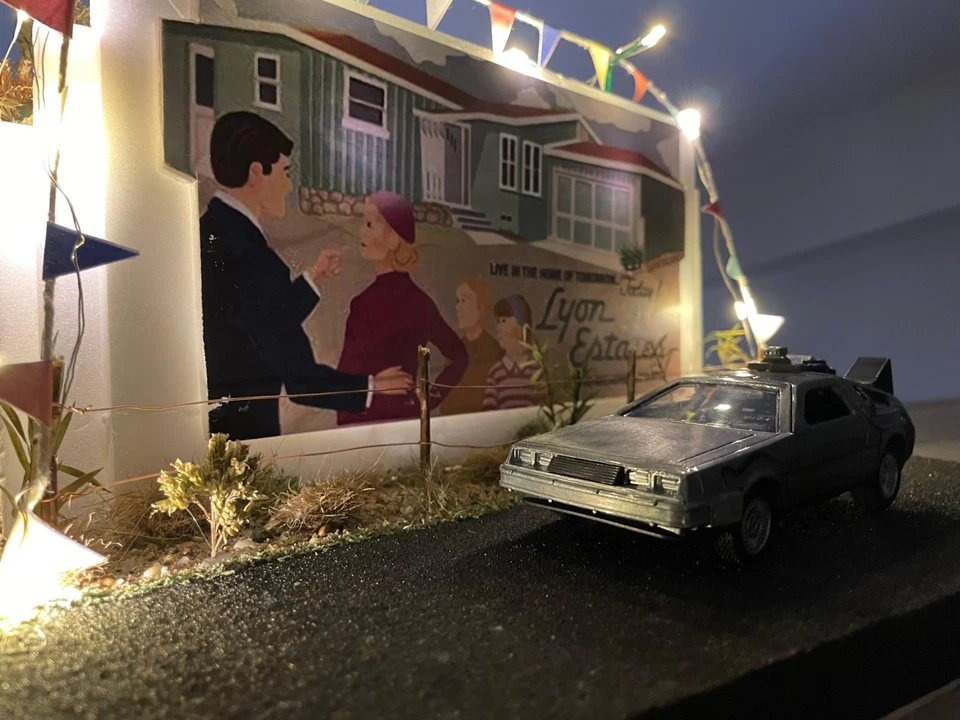 Diorama Ritorno Al Futuro Scala 1:32 Auto Inclusa - Immagine 2 di 4