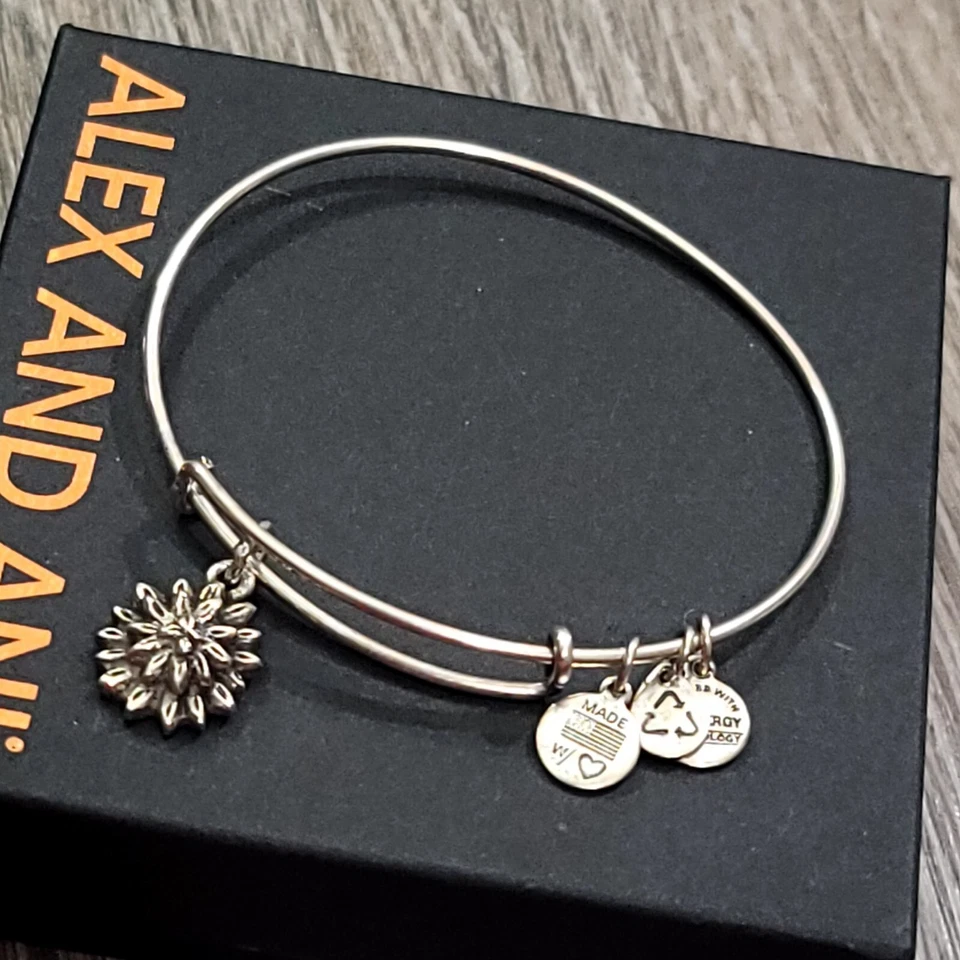 Браслет с брелоками с водяной лилией Alex and Ani  - Изображение 4 из 4