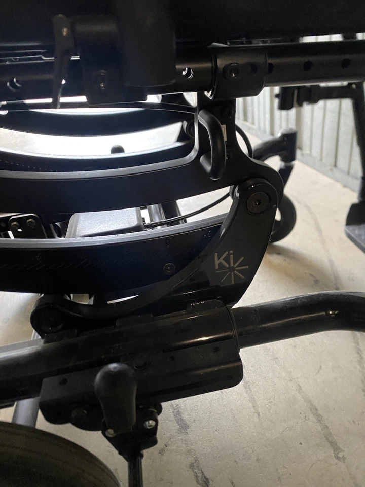 Silla de ruedas Ki Mobility Focus Cr con soporte trasero Invacare Matrix Elite Foto 3 de 4