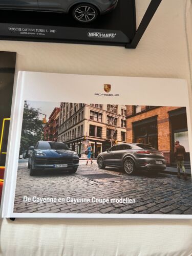 Porsche Cayenne Turbo S Blau 2017.Minichamps 1:18 .300 pcs .2 Magazine Porsche - Bild 15 von 24
