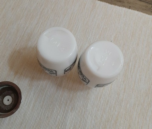 Vtg Westinghouse White Black Salt & Pepper Shaker Set - Vegetables, Sauces - Picture 7 of 8