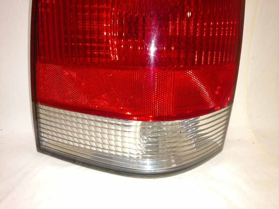 Luz trasera Lincoln Aviator 2003-2005 lado izquierdo fabricante de equipos originales Foto 2 de 4