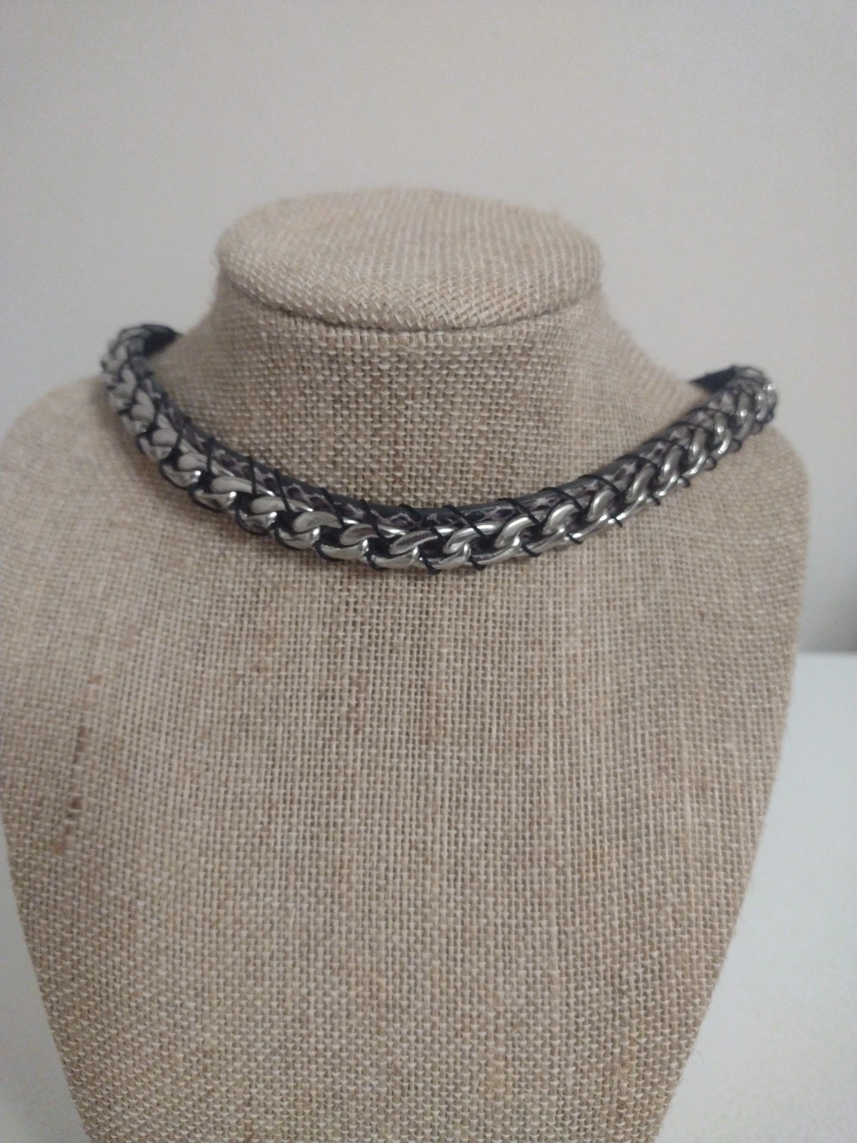 Girocollo Bracciale Michael Kors in pelle tono argento maglia rettile intercambiabile