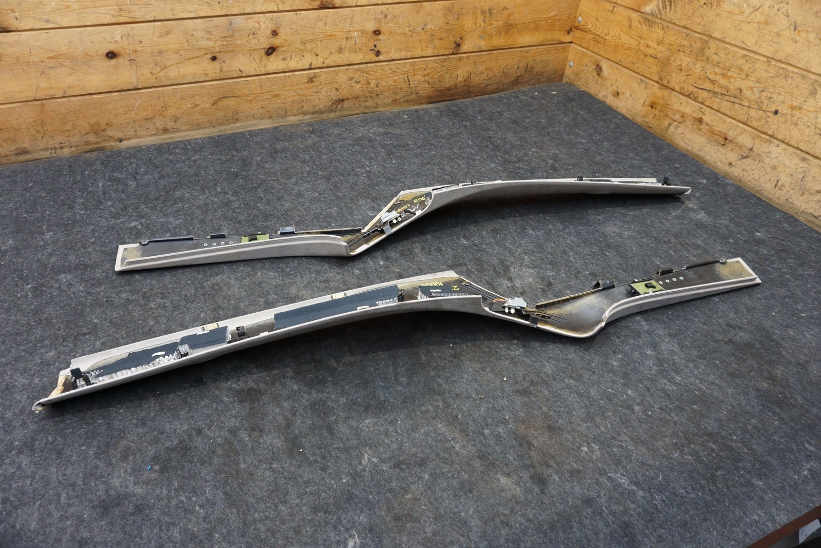 Set Rear Left Right Upper D-Pillar Roof Trim AD43-31113-BCW Aston Martin Rapide