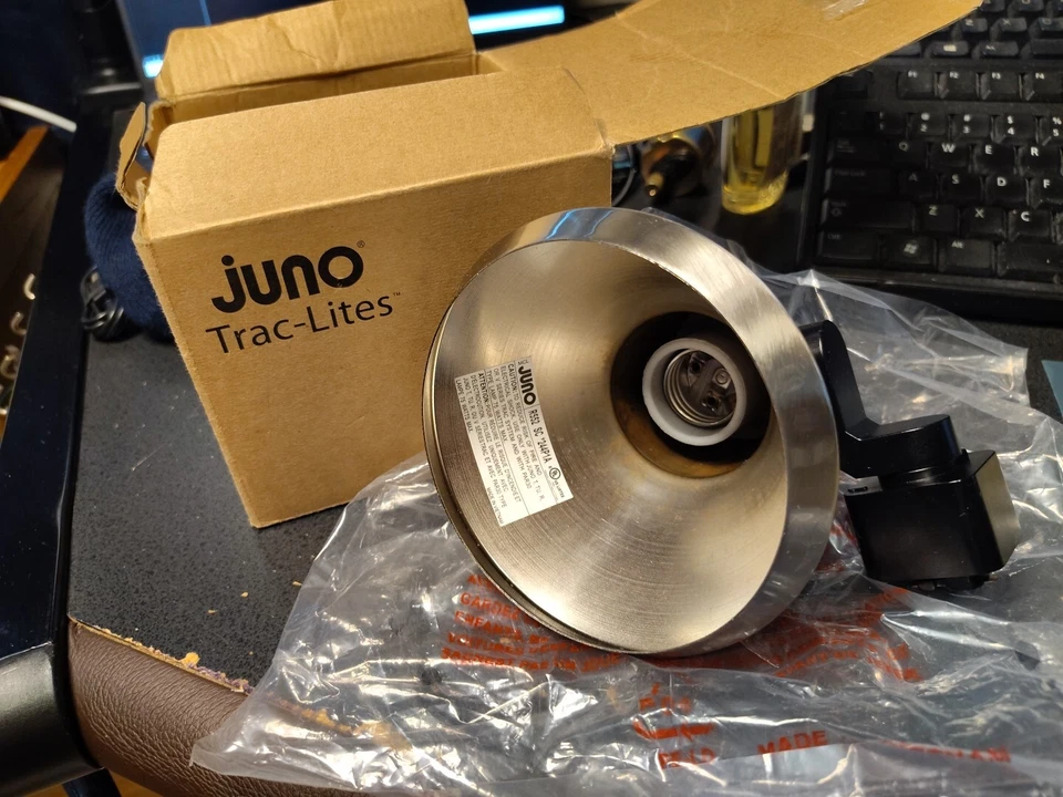 Soporte de lámpara Juno Lighting R552SC Trac-Lites peldaños acampanados voltaje de línea 75W PAR30, Foto 2 de 4