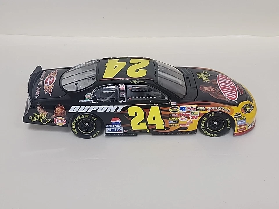 Jeff Gordon #24 Dupont Wizard of Oz 1/24 Scale Chevy Monte Carlo Action 2004 - Image 3 of 4