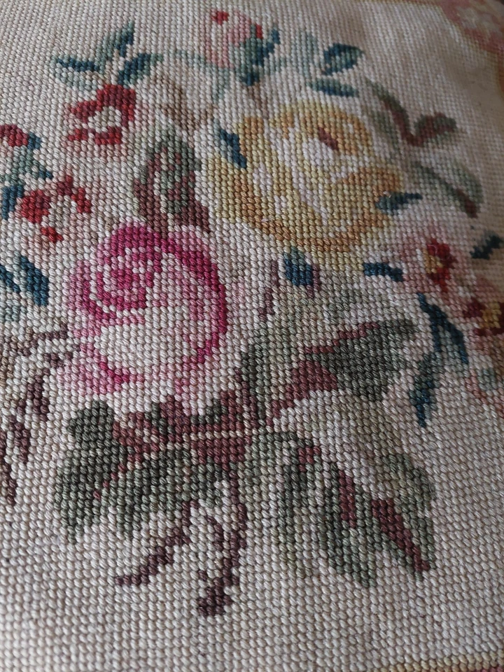 Coussin ancien tapisserie petits points et velours fin XIXème - Photo 2/4