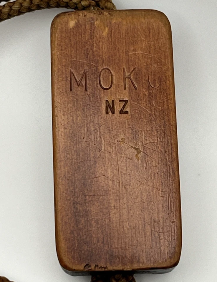 Corbata de colección maorí Tiki Bolo tallada a mano madera con incrustaciones ojos de concha Moki NZ Foto 2 de 4