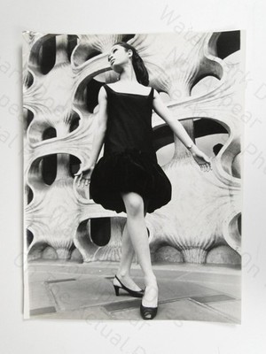 Frau Model posiert Blase Kleid Modernist Architektur Tony Rios um 1970 Foto