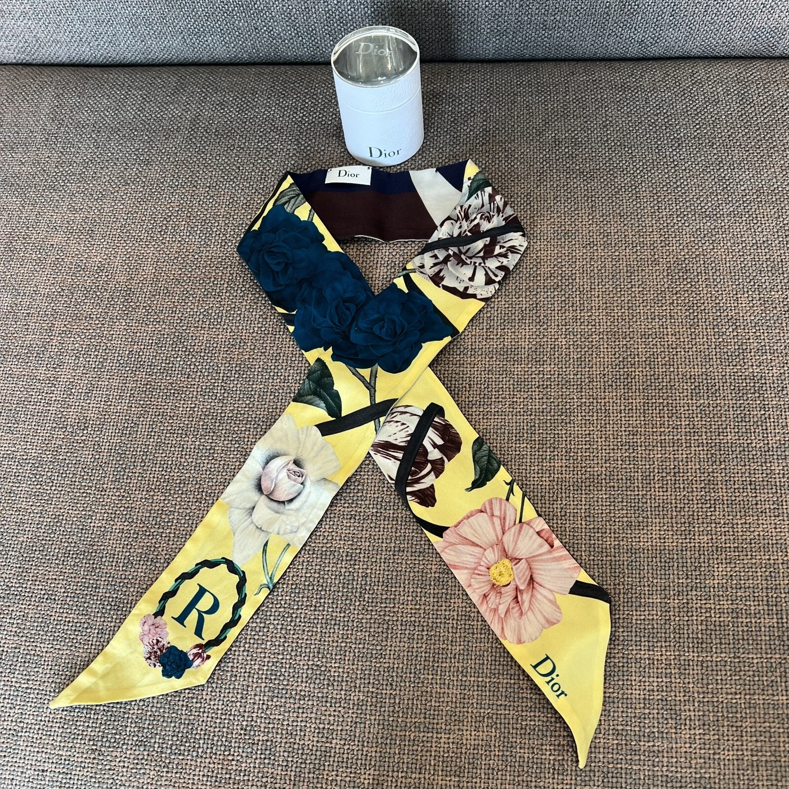 Foulard Christian Dior en soie avec étui authentique état A+