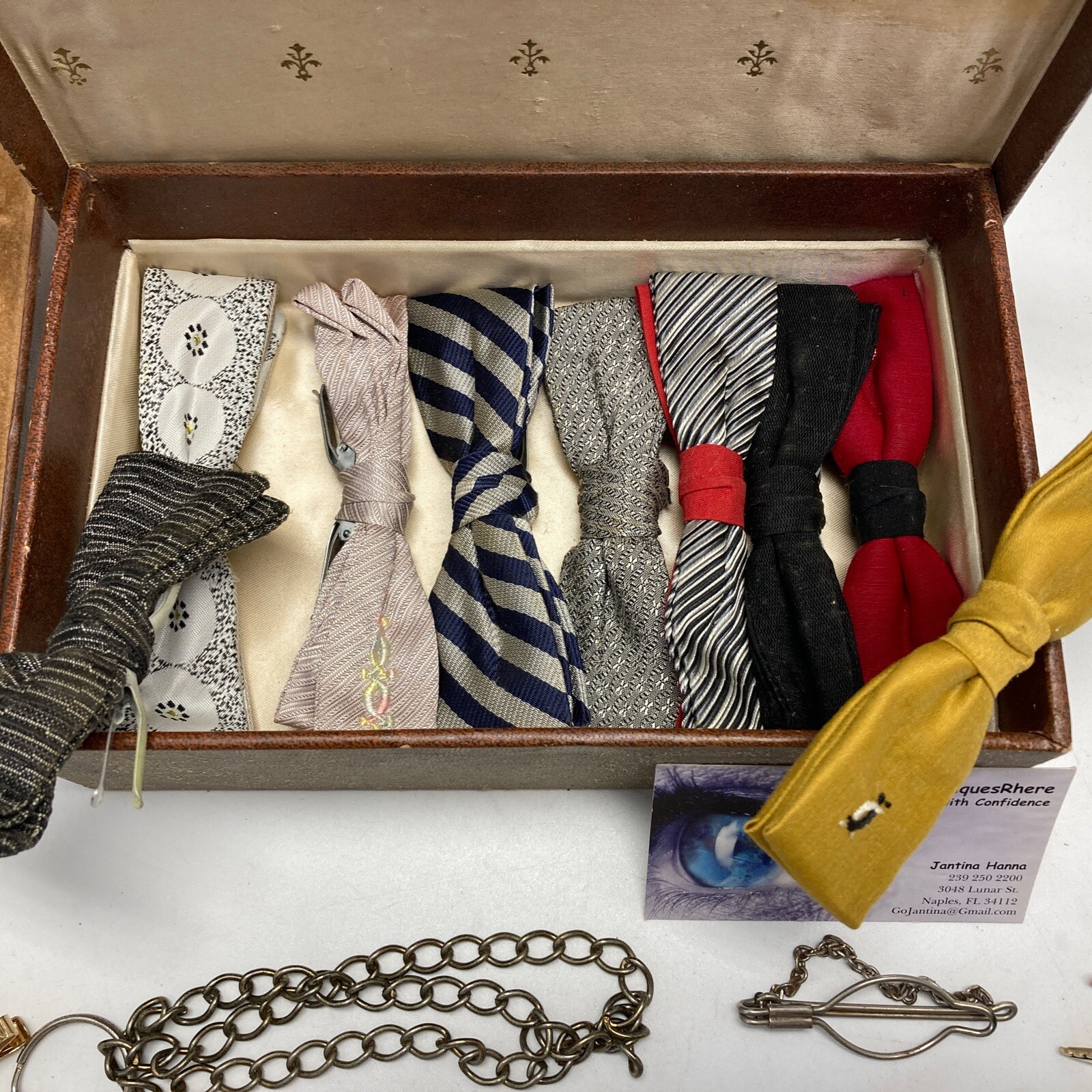Pure Vintage 1950s Box Collection Of Bow ties And… - image 2