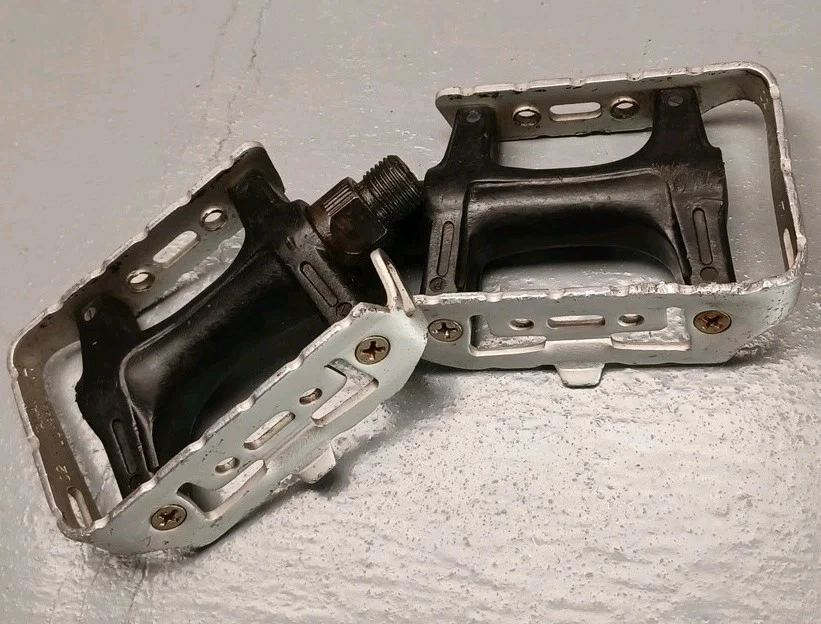 Wellgo LU-944 Mountain Biking Road Touring Pedals 9/16" Black Silver Color - Image 2 of 4